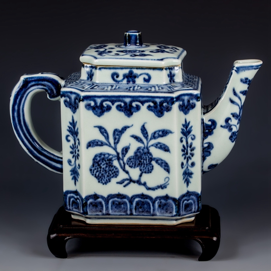 明 宣德 青花花卉方形茶壶<br/>《大明宣德年制》款 H.12.8cm L.17cm<br